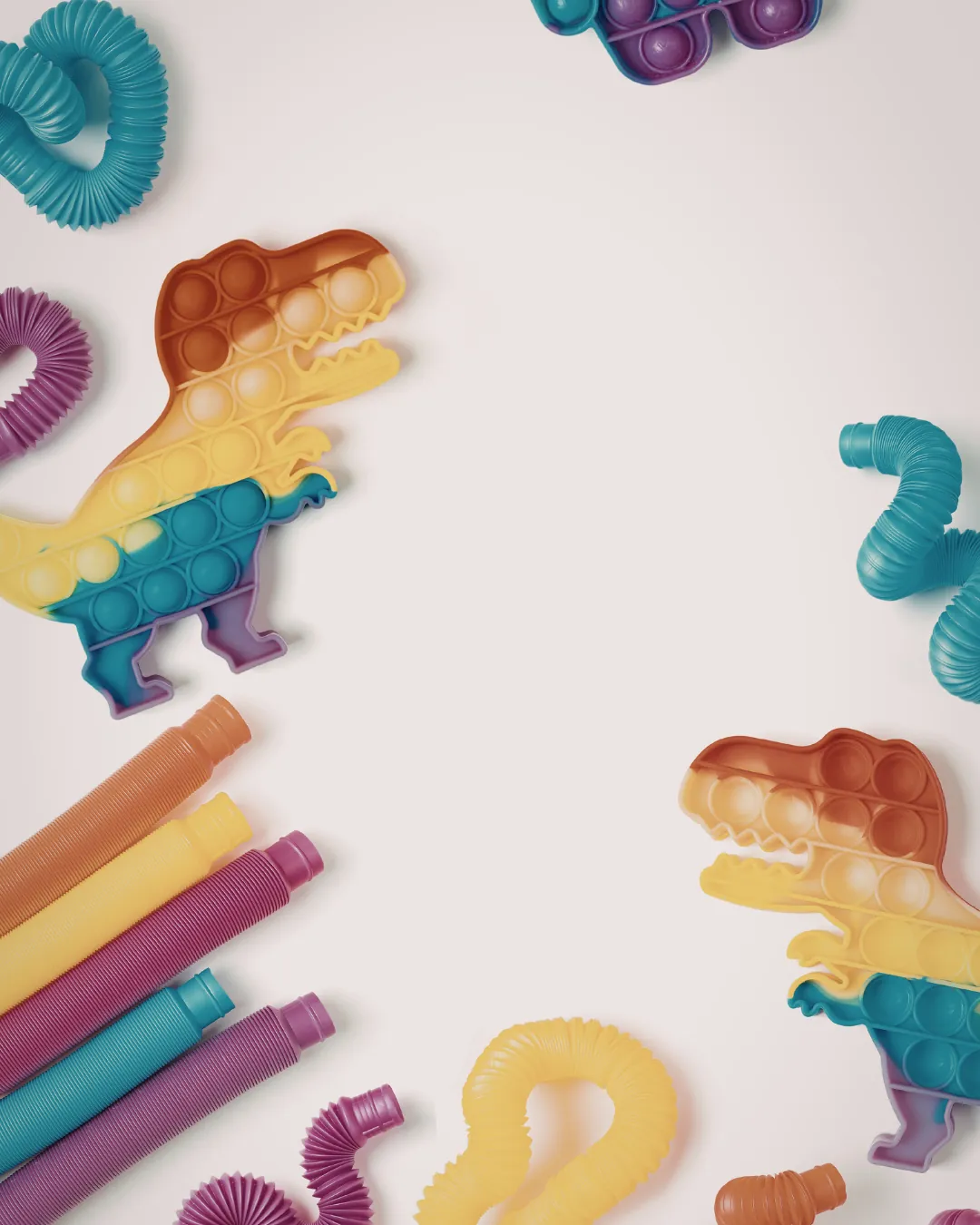 Motlles de dinosaures i retalladors sobre plastilina, en un taller de manualitats.